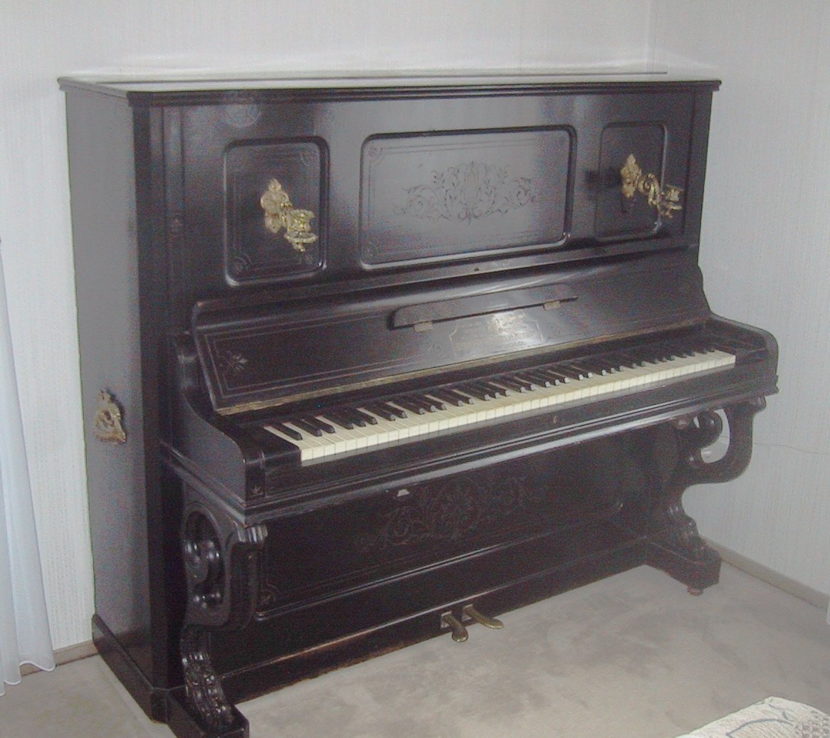 MIM_0181 Klavier (Geschichts- und Heimatverein Eglofs e.V. CC BY-NC-SA)