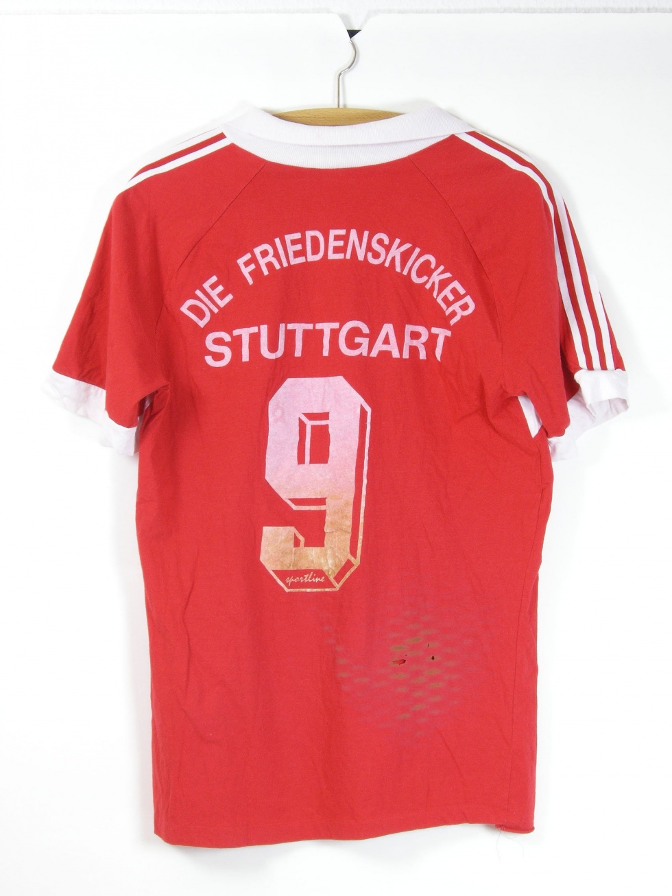 Fußballtrikot &quot;Die Friedenskicker Stuttgart&quot; (Stadtmuseum Stuttgart CC BY-NC-SA)