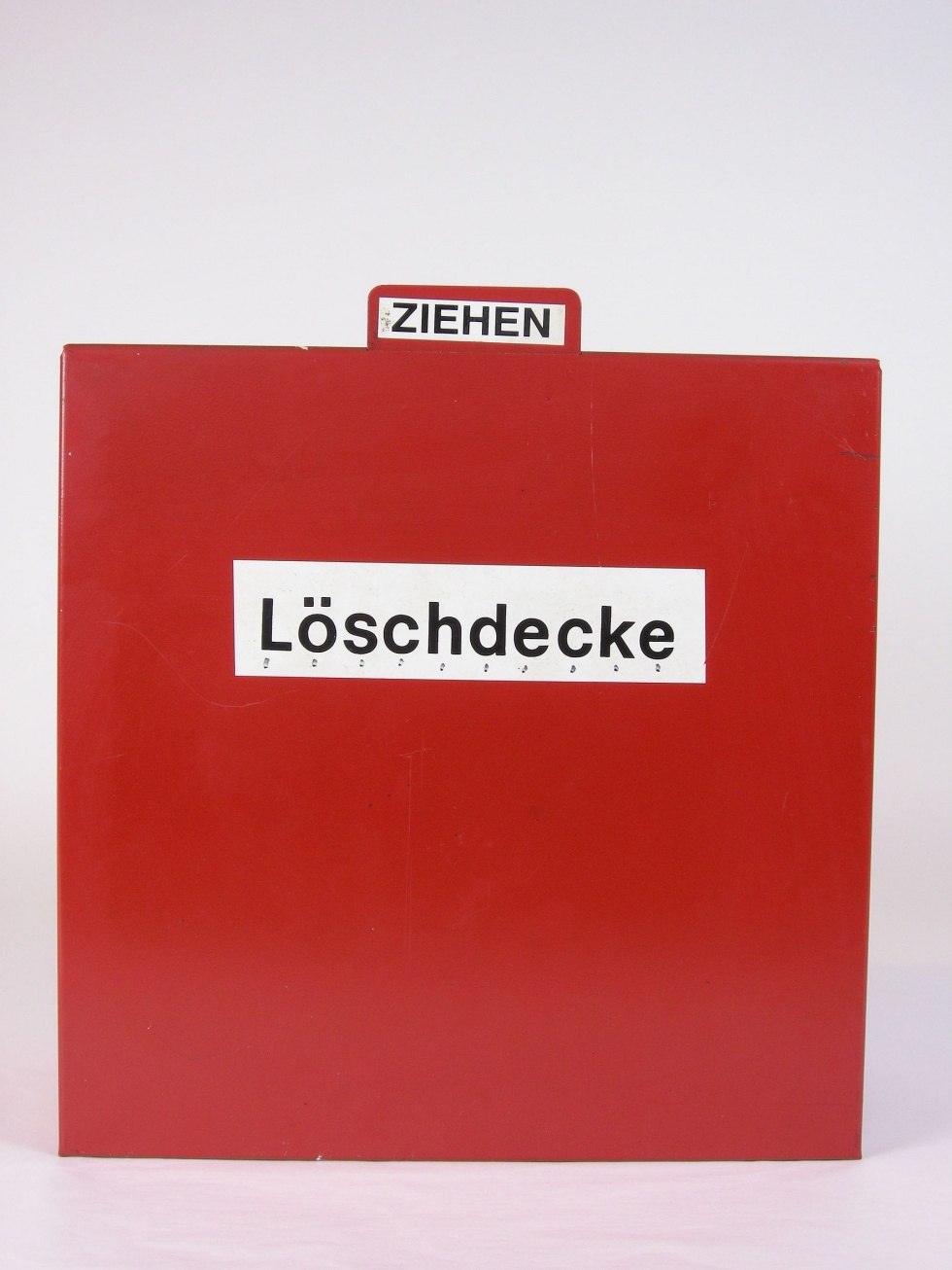 Löschdecke in rotem Metallkasten (Stadtmuseum Stuttgart CC BY-NC-SA)