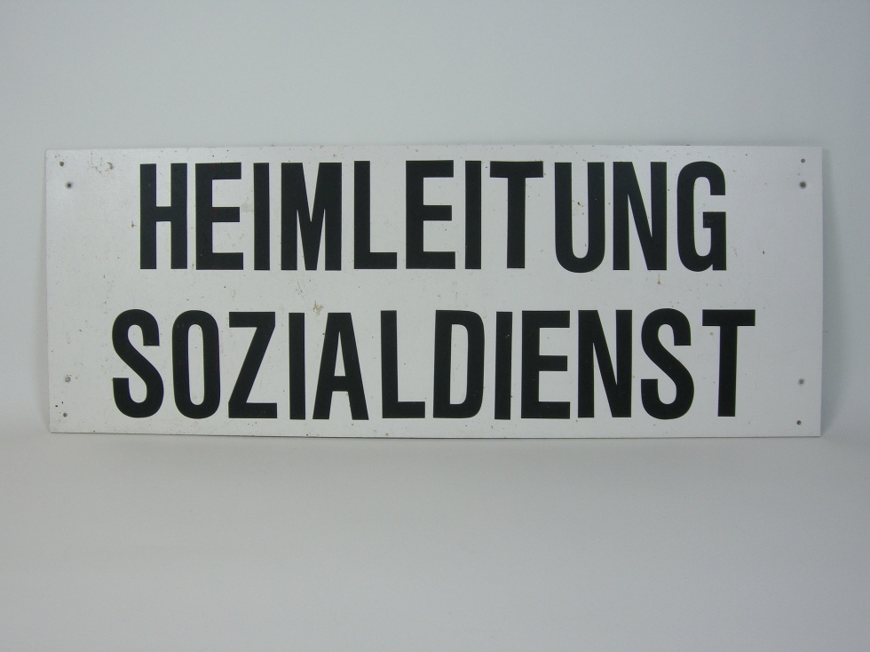 &quot;HEIMLEITUNG / SOZIALDIENST&quot; (Stadtmuseum Stuttgart CC BY-NC-SA)