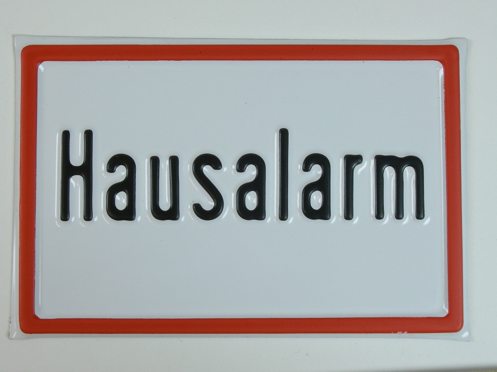 Drei Schilder &quot;Hausalarm&quot; (Stadtmuseum Stuttgart CC BY-NC-SA)