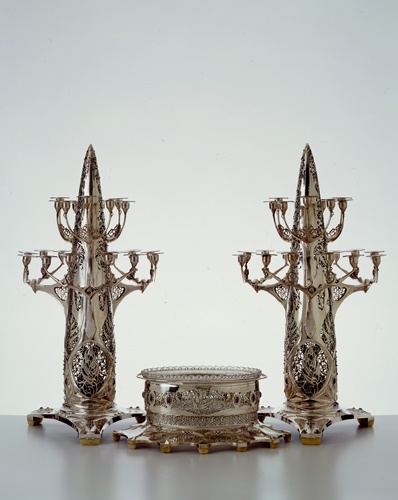 Dreiteiliger Tafelaufsatz aus Silber mit Einlagen aus Amethysten, Korallen und Kristallglas (Landesmuseum Württemberg, Stuttgart CC BY-SA)