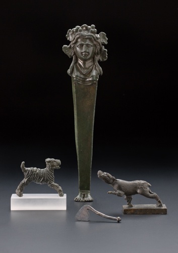 Aufsatz in Form einer Herme, Statuetten eines Schnauzers und eines Jagdhundes, Votivaxt (Landesmuseum Württemberg, Stuttgart CC BY-SA)