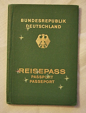 Bundesdeutscher Reisepass zur Einbürgerung einer aus dem Iran stammenden Frau  (Stadtmuseum Stuttgart CC BY-NC-SA)