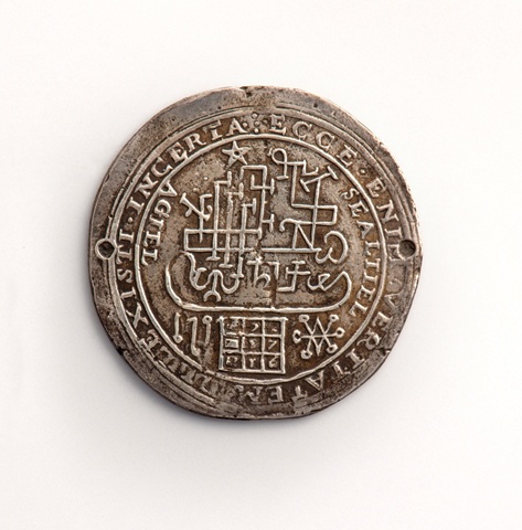 Medaille mit Zahlenquadrat und okkulten Zeichen (Landesmuseum Württemberg, Stuttgart CC BY-SA)