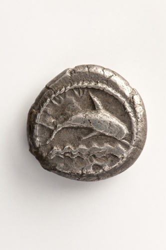 Silbermünze aus Tyros mit Delfyn und Eule (Landesmuseum Württemberg, Stuttgart CC BY-SA)