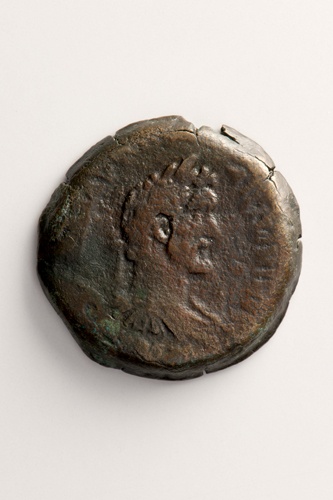 Münze des Antonynus Pius mit Darstellung der Isis Pharia und des Leuchtturms von Alexandria (Landesmuseum Württemberg, Stuttgart CC BY-SA)