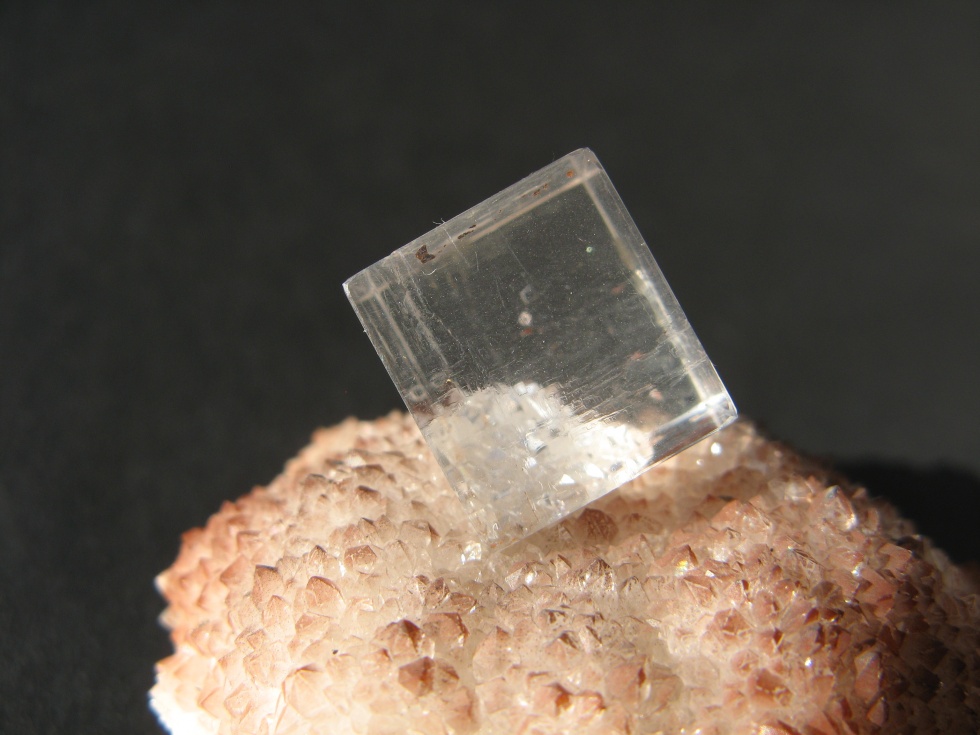 Flussspatkristall auf Quarz aus der Grube Clara in Oberwolfach (MiMa Museum für Mineralien und Mathematik CC BY-NC-SA)