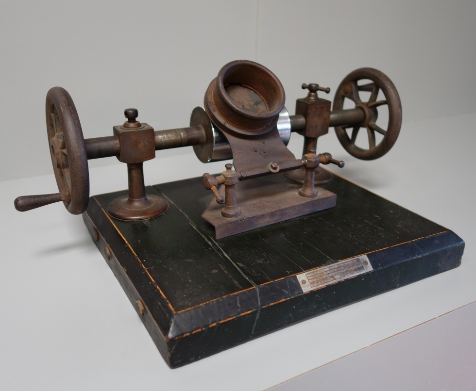 Edison Zinnfolien Phonograph (Deutsches Phonomuseum CC BY-NC-SA)