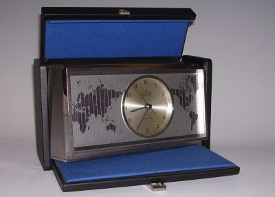 Junghans Astro-Chron Quarztischuhr (ErfinderZeiten. Auto- und Uhrenmuseum Schramberg CC BY-NC-SA)