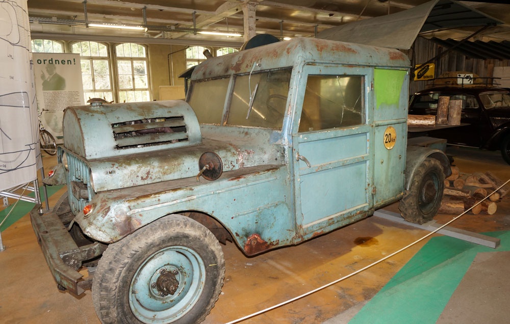 US-Jeep mit Bandsägen-Aufbau (ErfinderZeiten. Auto- und Uhrenmuseum Schramberg CC BY-NC-SA)