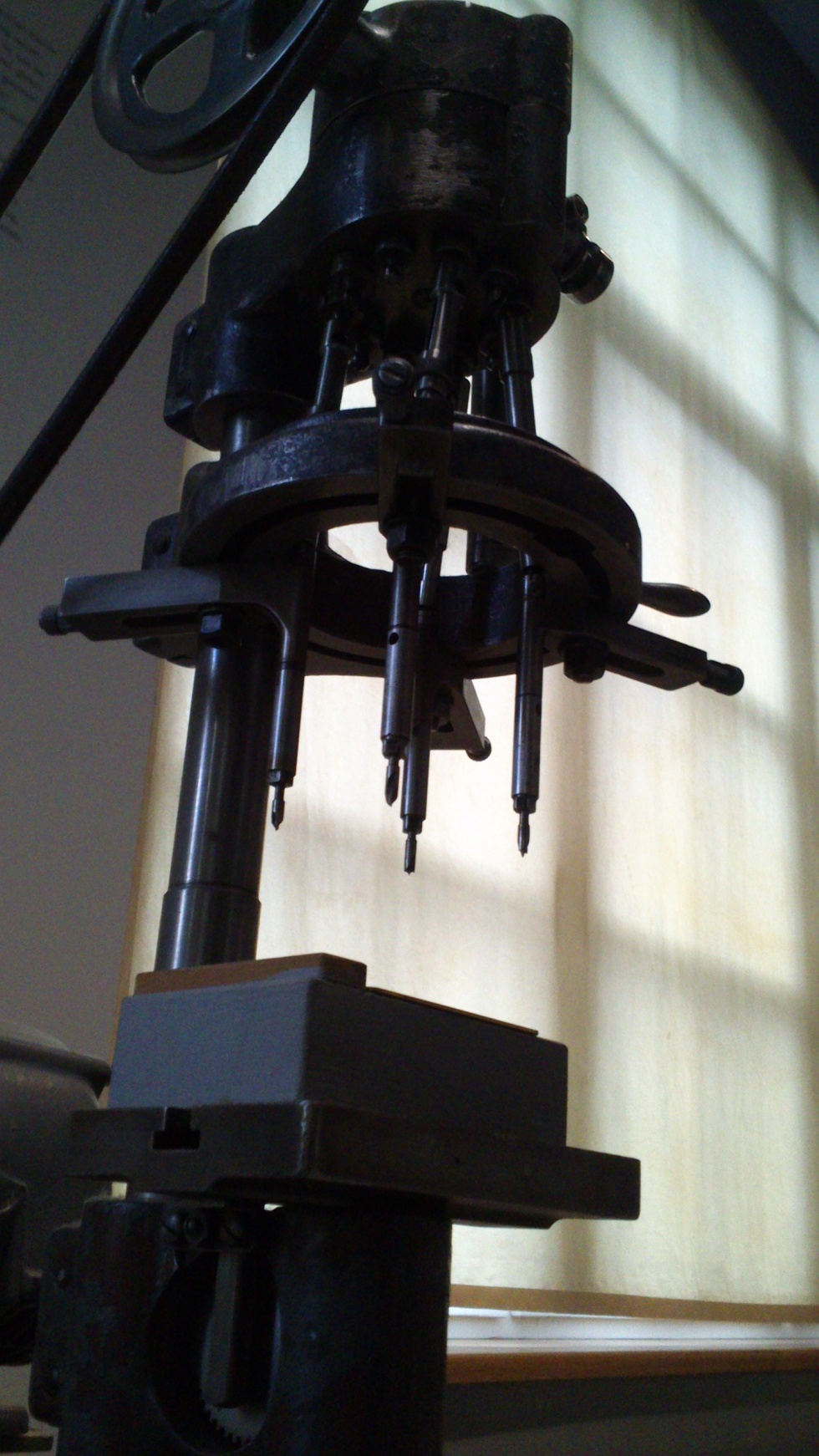 Mehrspindelbohrmaschine Typ BS 80 (Uhrenindustriemuseum Villingen-Schwenningen CC BY-NC-SA)