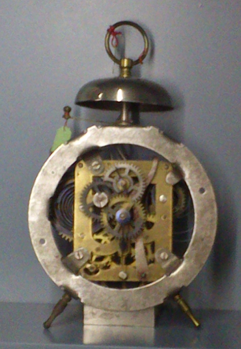 Anschauungsmodell eines messing-sparenden &quot;Kriegsweckers&quot; (Uhrenindustriemuseum Villingen-Schwenningen CC BY-NC-SA)