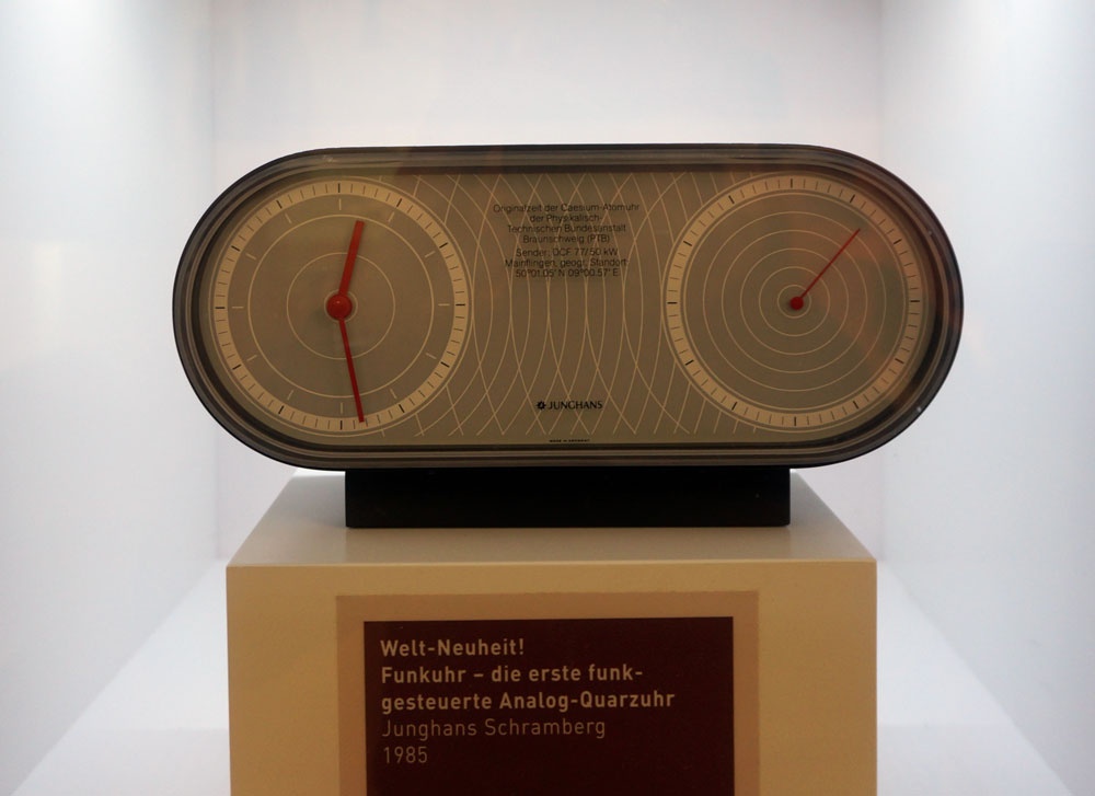 Junghans Tischfunkuhr (ErfinderZeiten. Auto- und Uhrenmuseum Schramberg CC BY-NC-SA)