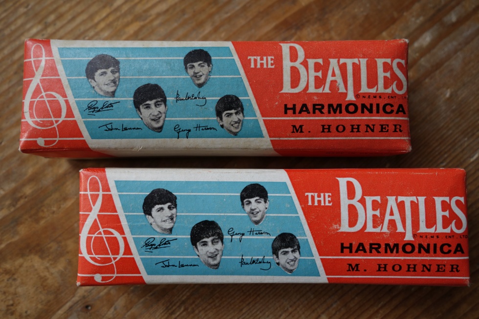 Zwei Verpackungsschachteln für Hohner Mundharmonika &quot;The Beatles&quot; (Deutsches Harmonikamuseum CC BY-NC-SA)