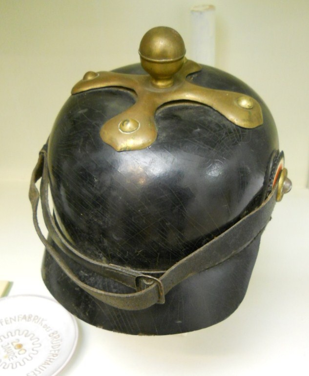Helm der Königsfelder Feuerwehr (Hist. Sammlung Königsfeld. Museum zur Geschichte der Herrnhuter Brüdergemeine CC BY-NC-SA)
