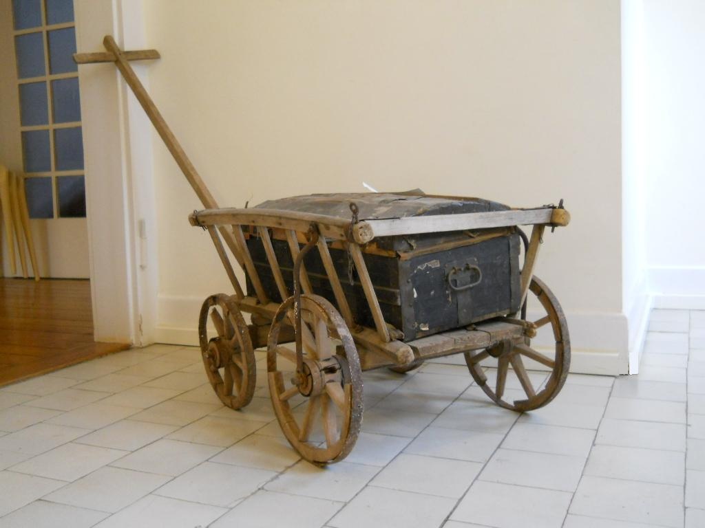 Leiterwagen mit Manuskriptkoffer Albert Schweitzers (Albert-Schweitzer-Haus Königsfeld CC BY-NC-SA)