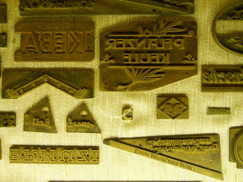 Brandstempel und Druckstöcke für Zigarrenkisten (Oberrheinisches Tabakmuseum Mahlberg CC BY-NC-SA)