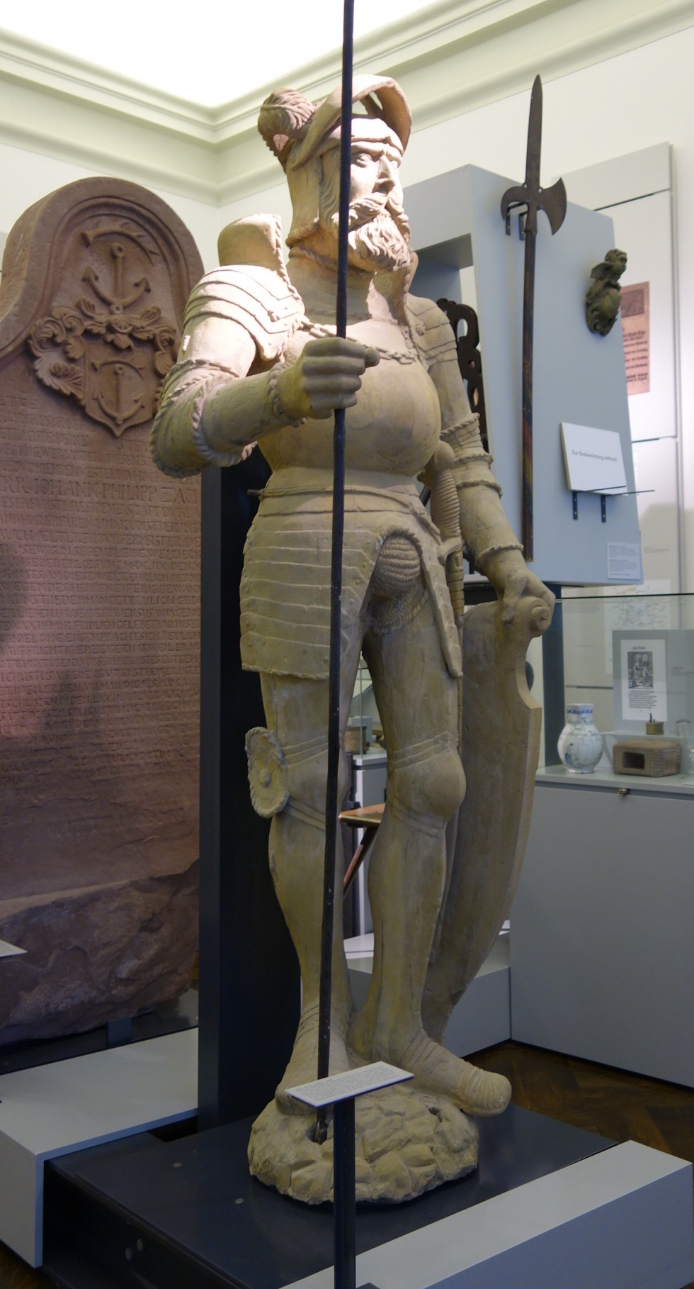 Ritterstandfigur, genannt Karle mit der Tasch (Pfinzgaumuseum in der Karlsburg CC BY-NC-SA)