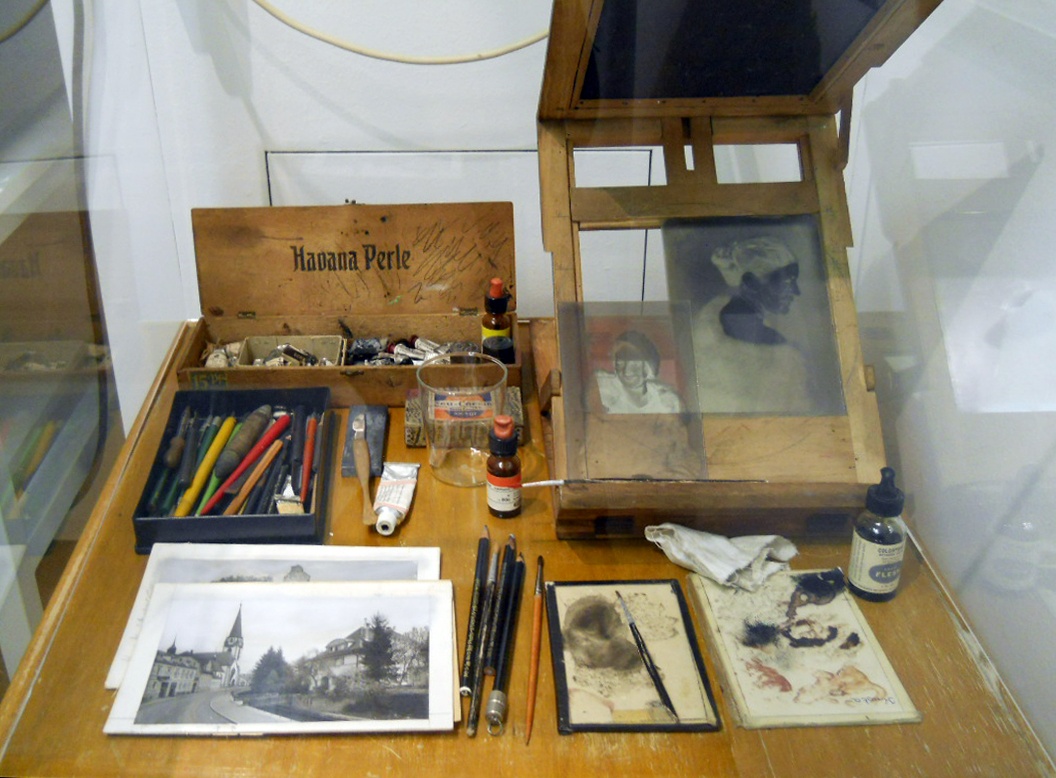 Retuschiertisch des Fotoateliers Hirsmüller (Museum im Markgrafenschloss Emmendingen CC BY-NC-SA)