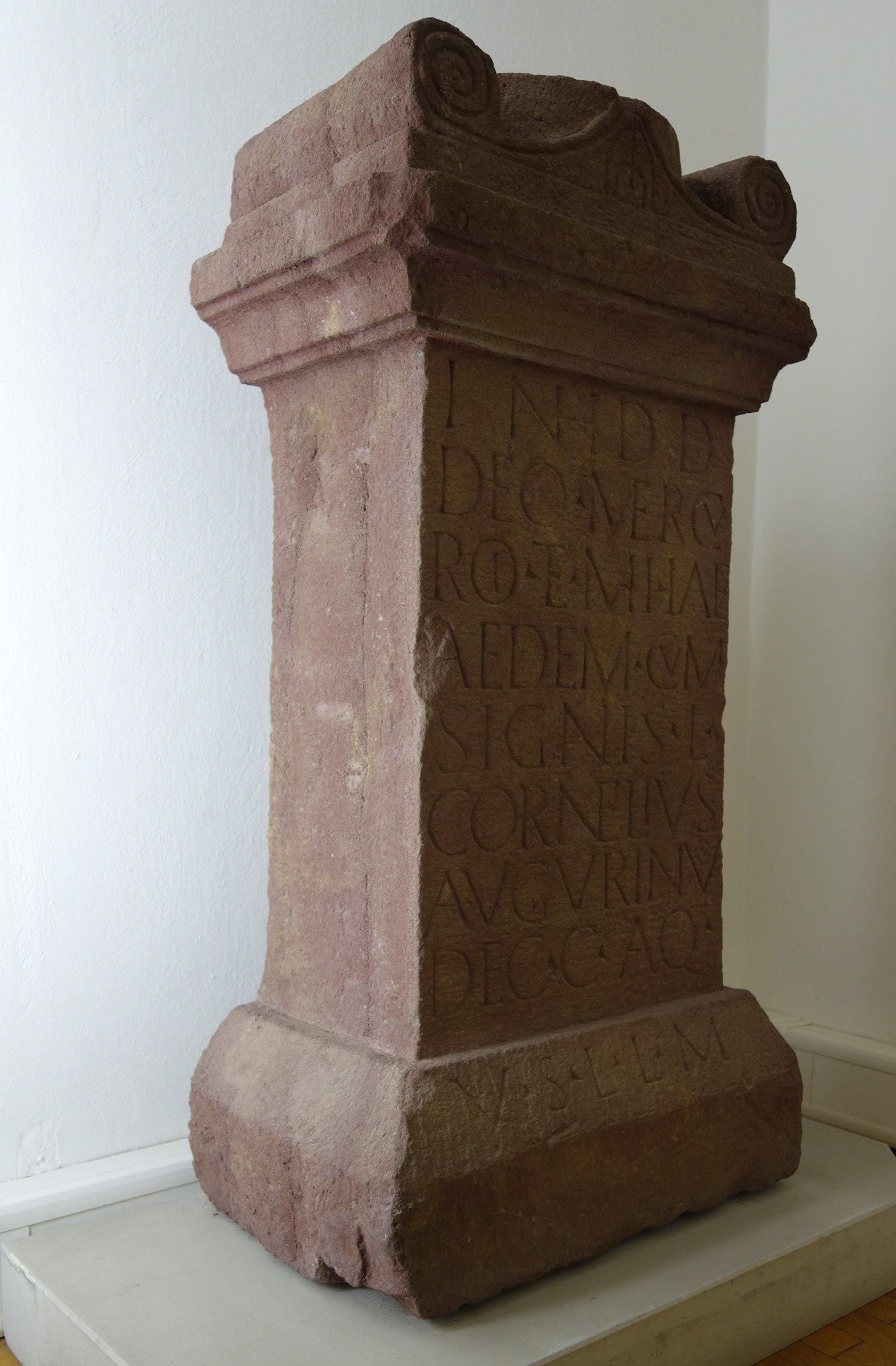 Römischer Weihealtar für Merkur und Maia (Museum zur Siedlungsgeschichte im PAMINA-Raum CC BY-NC-SA)