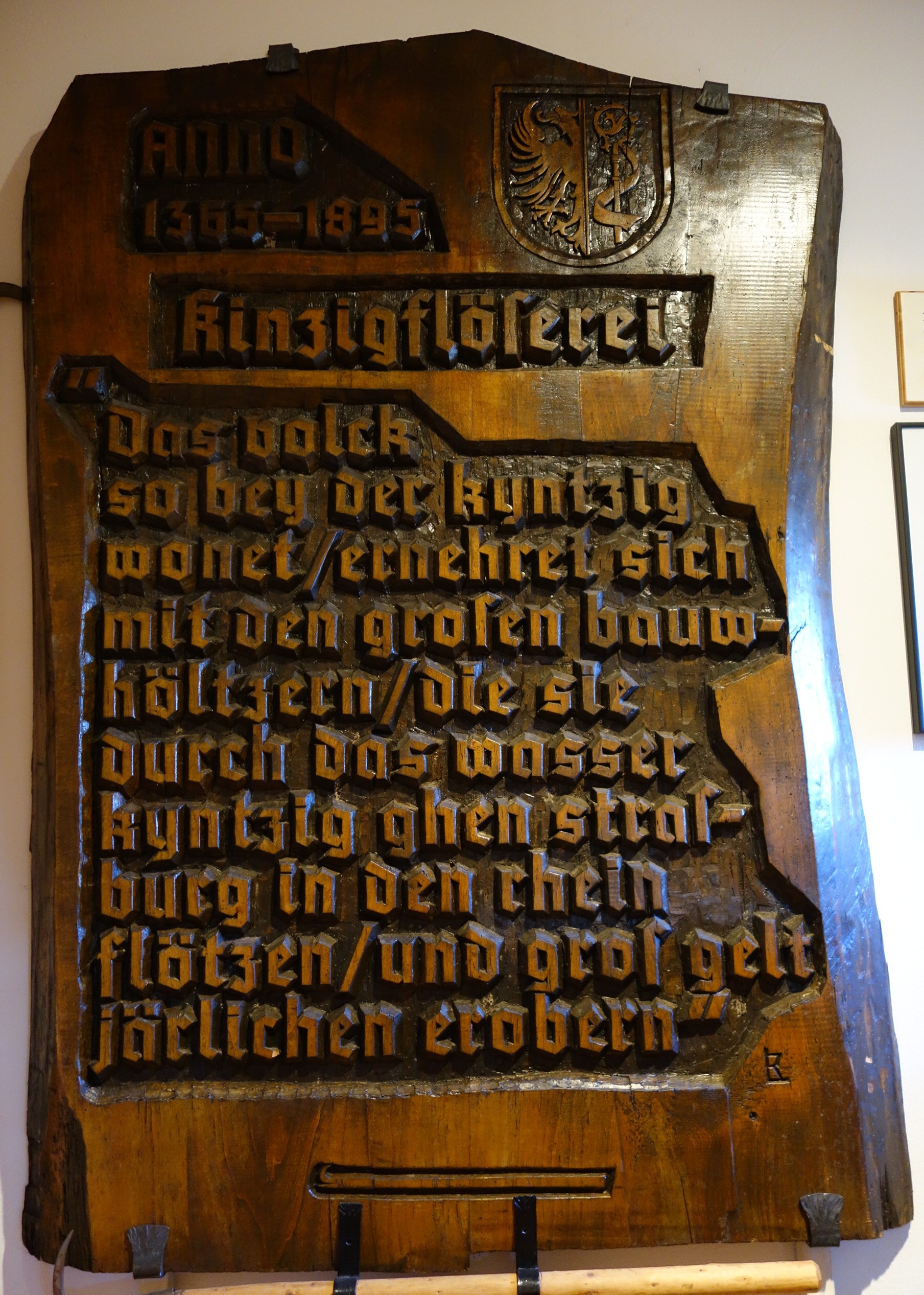 Holztafel zur Kinzigflößerei (Flösserei- und Verkehrsmuseum Gengenbach CC BY-NC-SA)