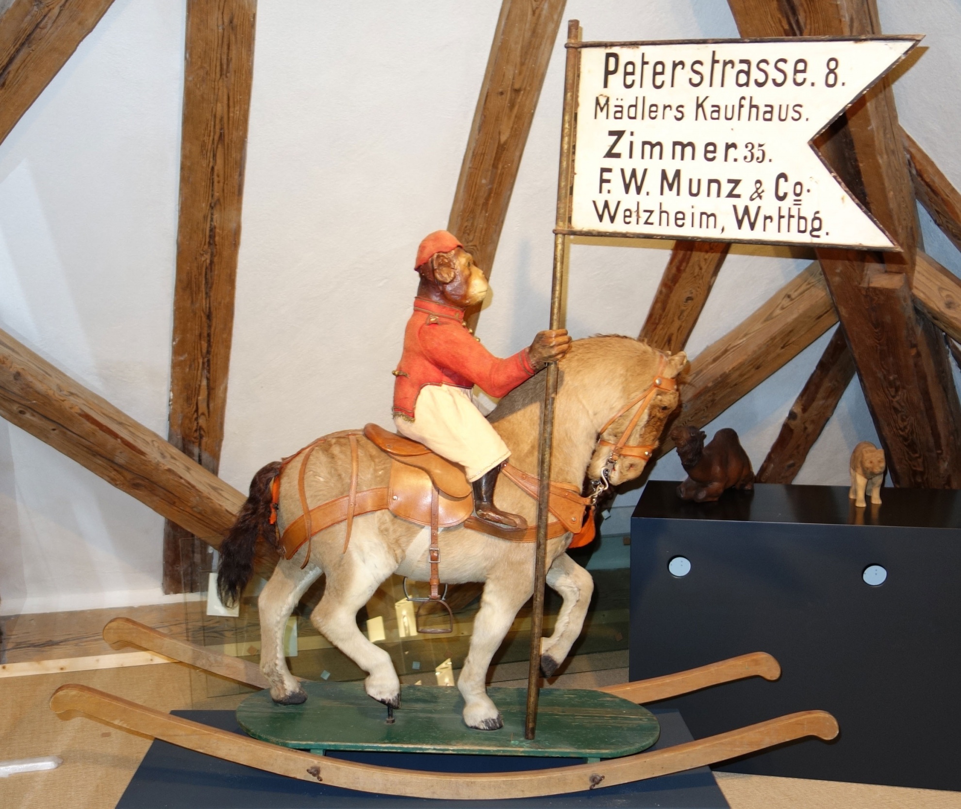 Schaukelpferd mit Affe und Schild (Städtisches Museum Welzheim CC BY)