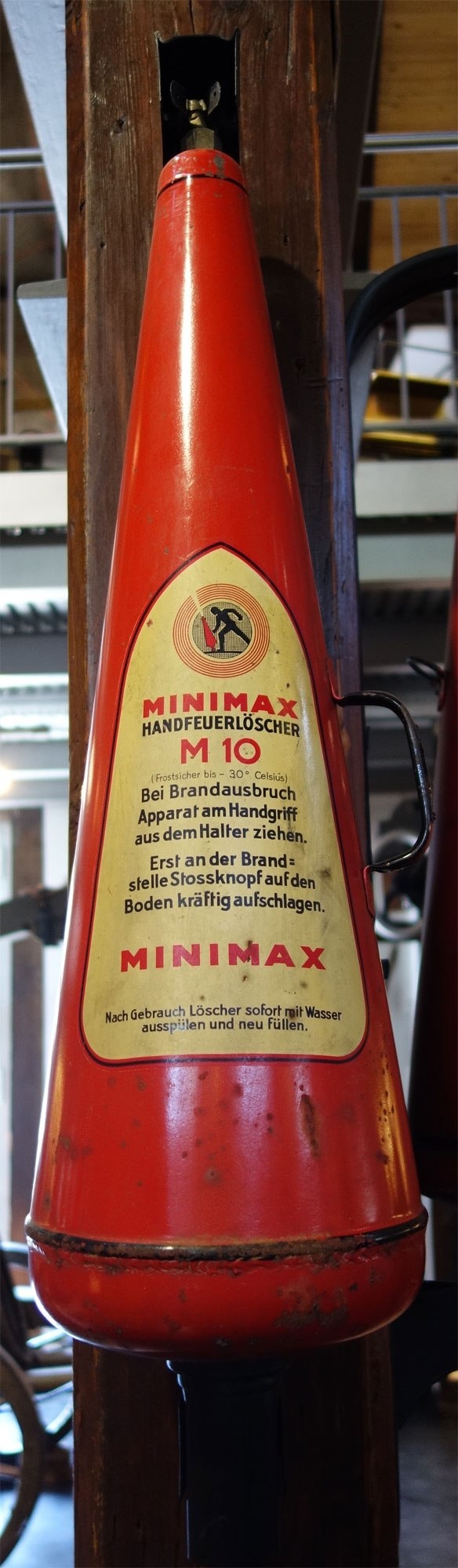 Handfeuerlöscher (Feuerwehrmuseum Winnenden CC BY)