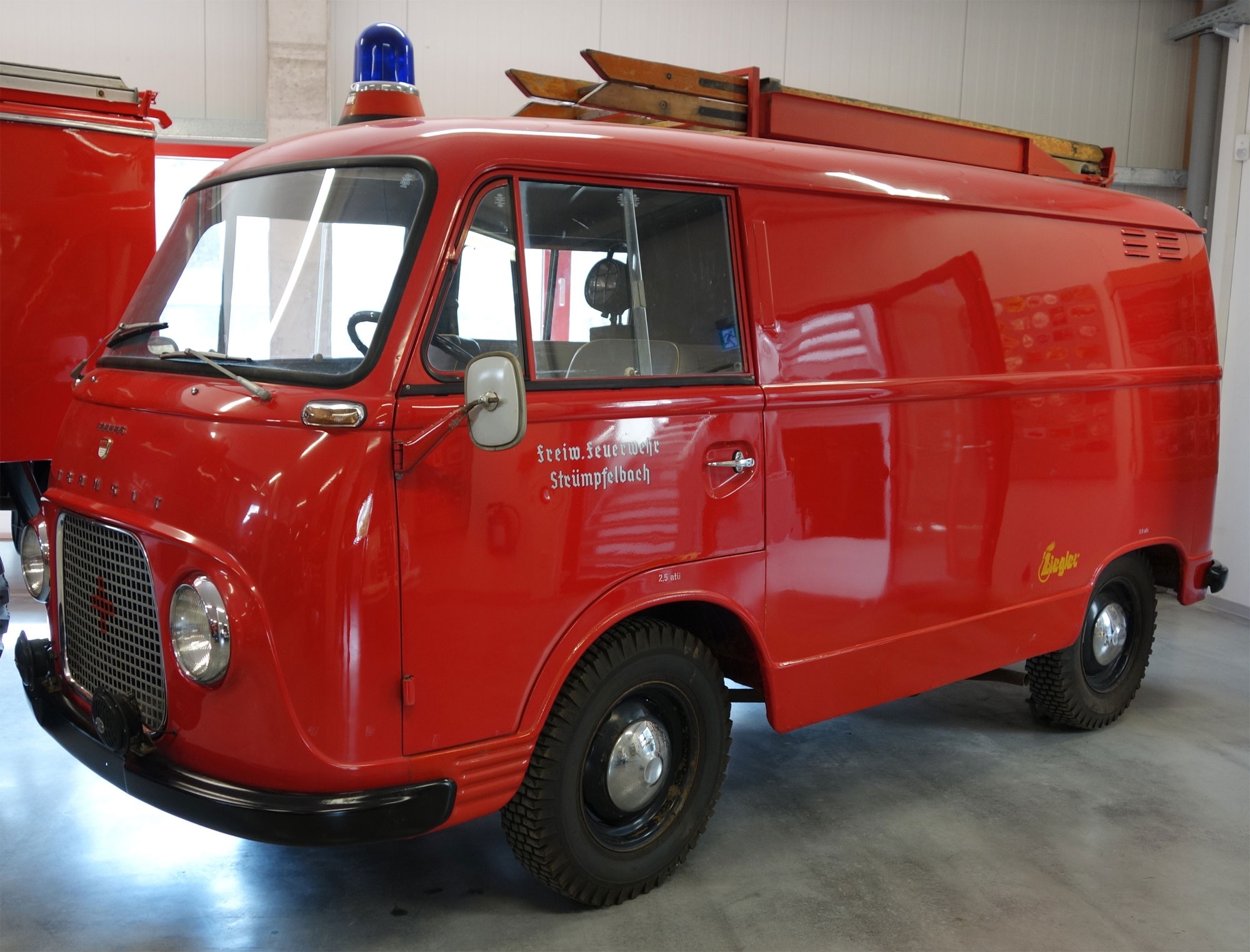 Tragkraftspritzenfahrzeug (Feuerwehrmuseum Winnenden CC BY)