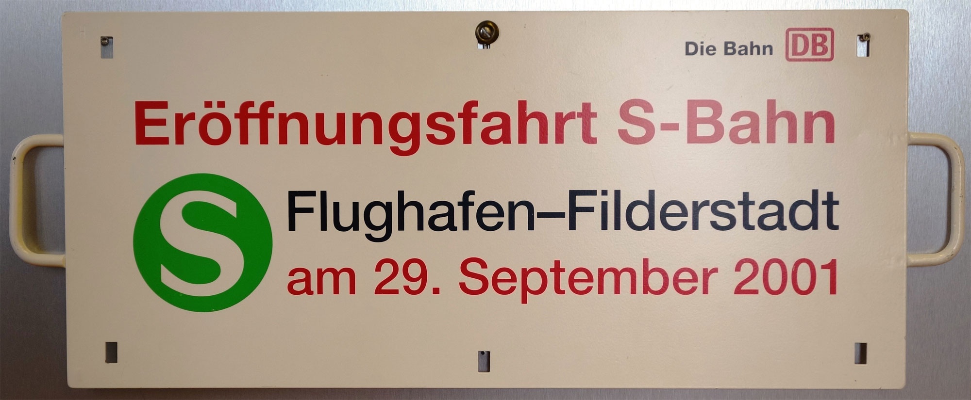 S-Bahn-Schild &quot;Flughafen - Filderstadt&quot; (FilderStadtMuseum CC BY)
