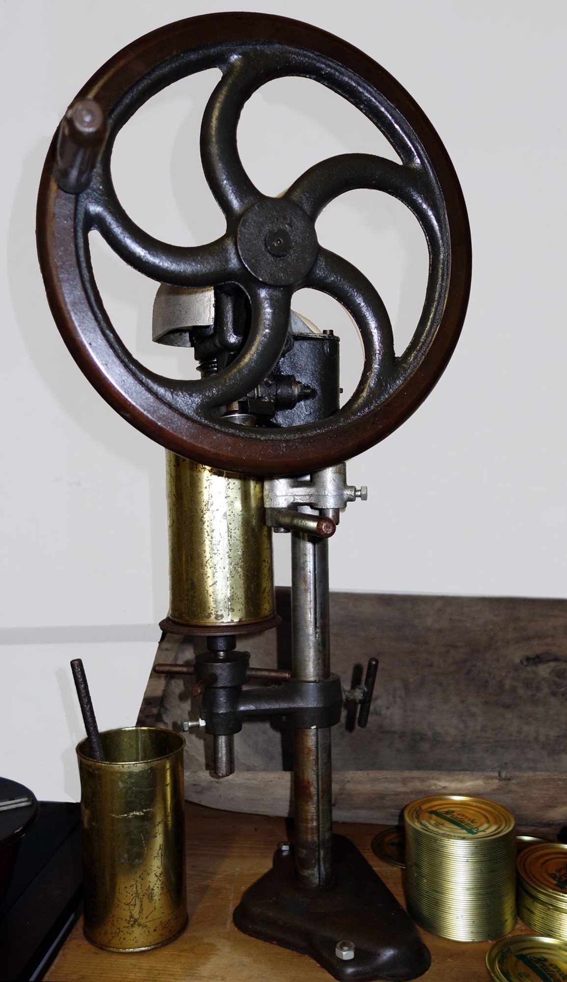Konservendosen-Verschlussmaschine (Bauernhofmuseum-Distelhausen CC BY)