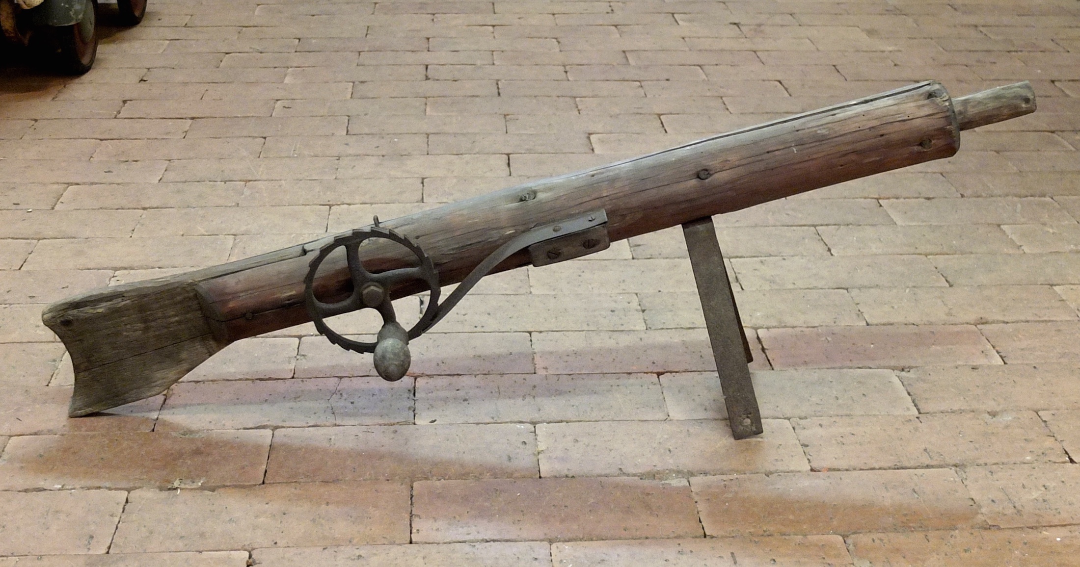 Maschinengewehr aus Holz (Dorfmuseum "Ahnenhaus" CC BY)