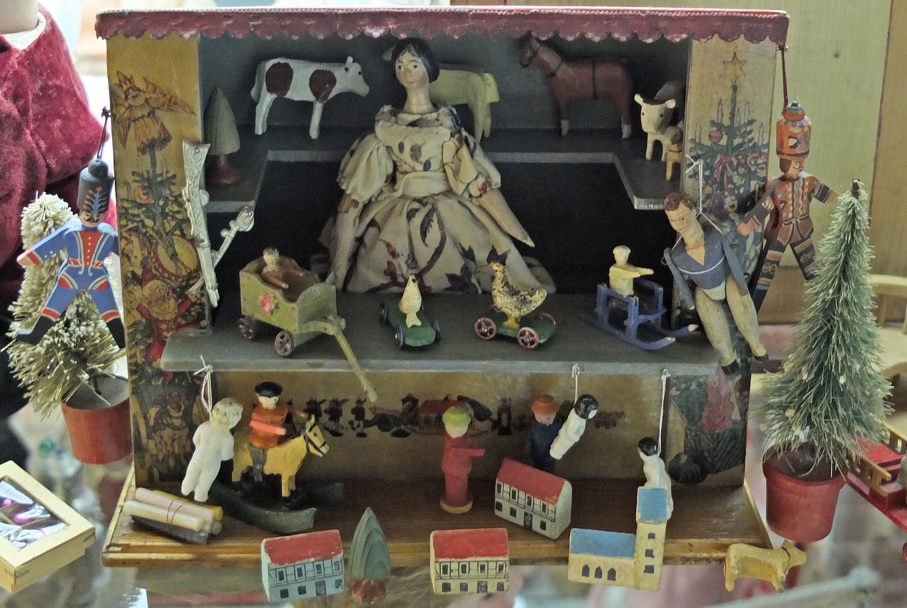 Puppenstube: Weihnachtsmarktstand (Das Kleine Museum - Spielzeug aus zwei Jahrhunderten CC BY)