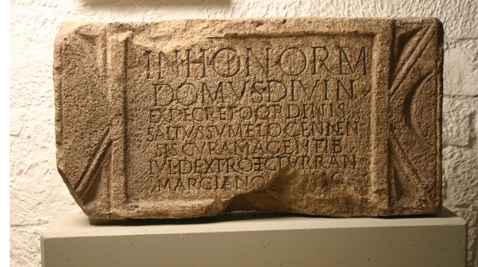 Römische Bauinschrift (Landesmuseum Württemberg, Stuttgart CC BY-SA)