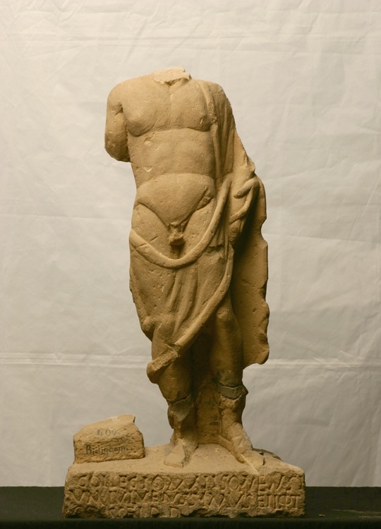 Statue eines Genius mit Inschriftenfragment (Landesmuseum Württemberg, Stuttgart CC BY-SA)
