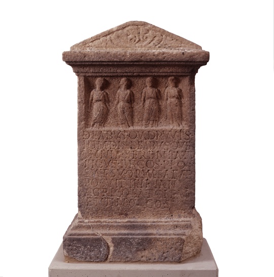 Altar des beneficiarius Serenius Atticus für die Vierwegegottheiten, Bad CAnnstatt (Landesmuseum Württemberg, Stuttgart CC BY-SA)