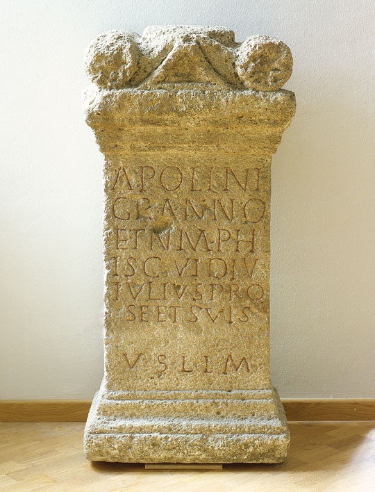 Altarstein für Apollo Grannus und die Nymphen (Ulmer Museum CC BY-NC-ND)