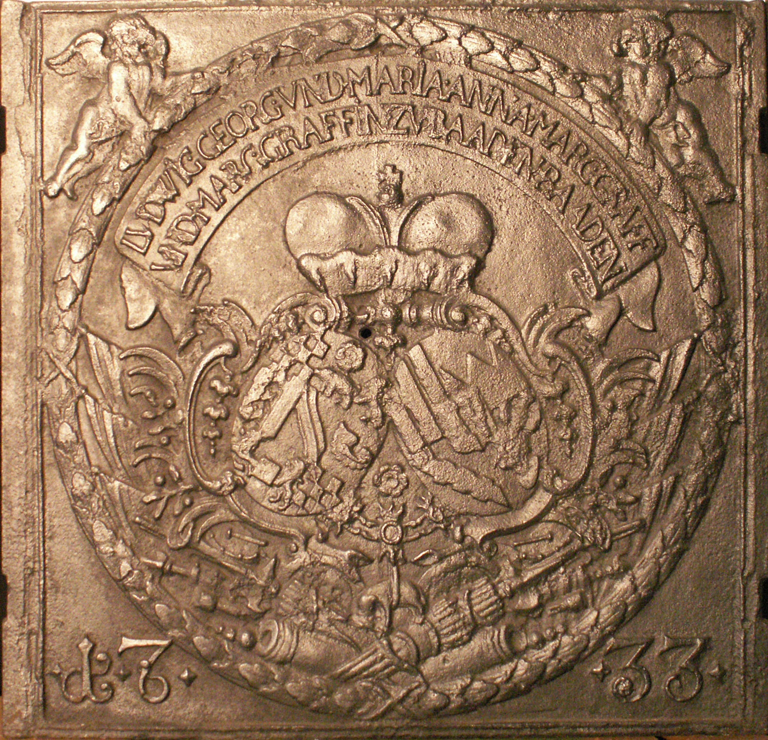 Ofenplatte mit dem markgräflichen Allianzwappen Ludwig Georg von Baden-Baden und Maria Anna von Schwarzenberg (Renchtäler Heimatmuseum Oppenau CC BY)