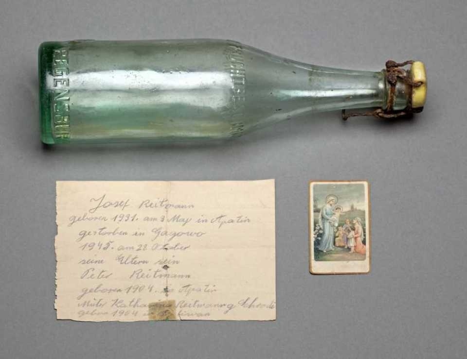 Gedenkflasche mit Heiligenbild und einem beschrifteten Zettel (Donauschwäbisches Zentralmuseum Ulm CC BY-NC-SA)