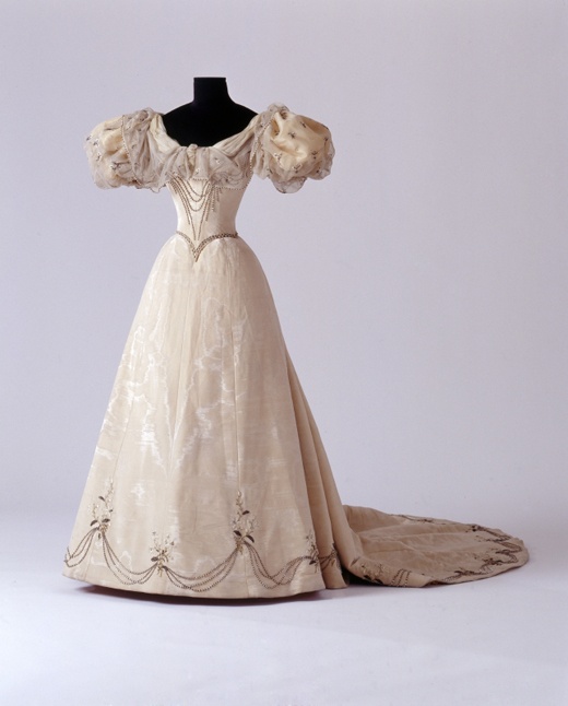 Hochzeitskleid der Prinzessin Alexandra von Sachsen-Coburg und Gotha (Landesmuseum Württemberg, Stuttgart CC BY-SA)