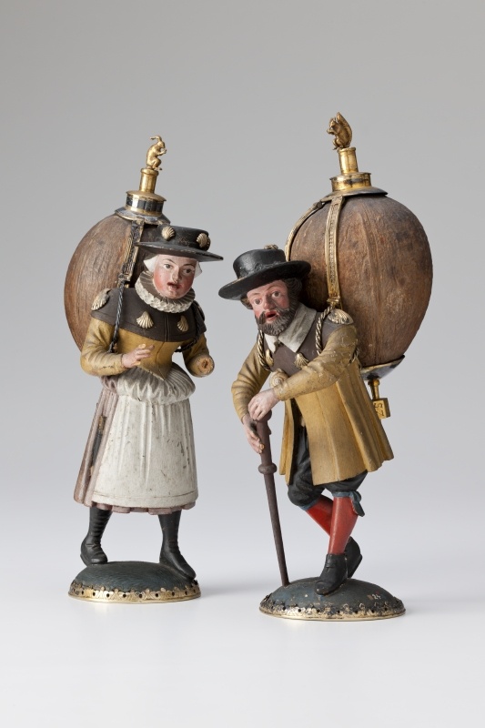 Büttenfigurenpaar mit Kokosnüssen auf dem Rücken als Jakobspilger (Landesmuseum Württemberg, Stuttgart CC BY-SA)