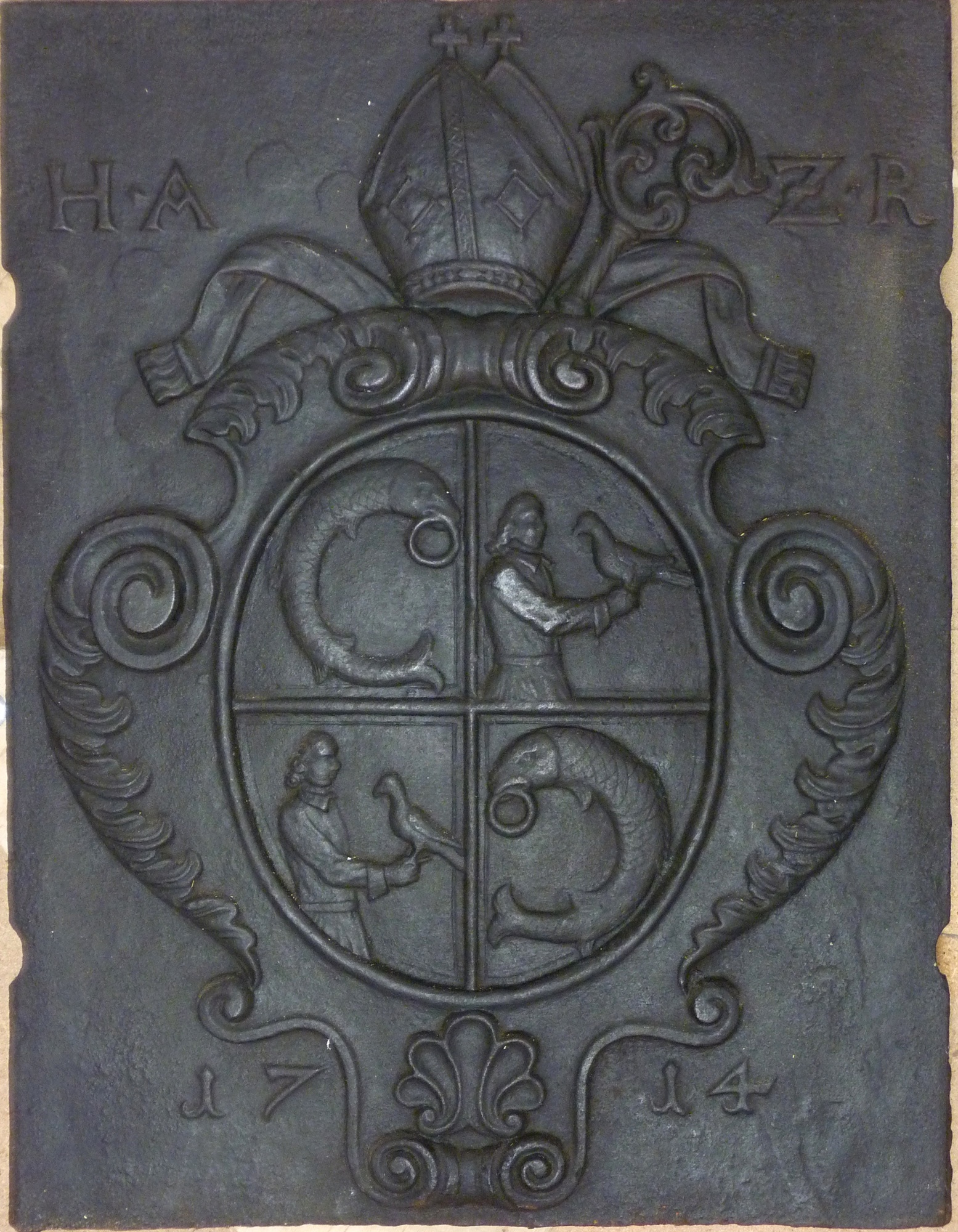 Ofenplatte mit dem Wappen des Abtes Hermann Vogler (1680-1749) (Museum im Kornhaus Bad Waldsee CC BY-NC-SA)