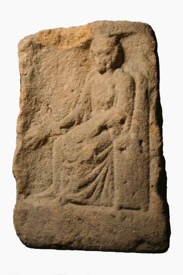 Relief mit sitzender Frau (Landesmuseum Württemberg, Stuttgart CC BY-SA)