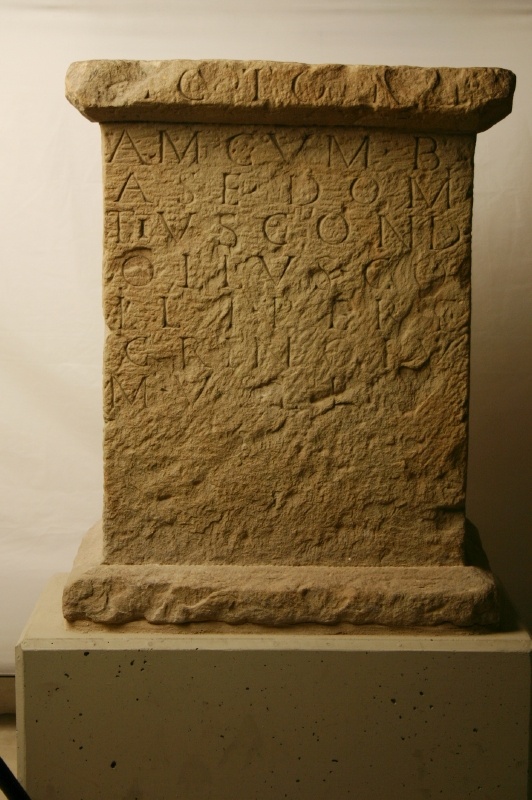 Statuenbasis mit Inschrift (Landesmuseum Württemberg, Stuttgart CC BY-SA)