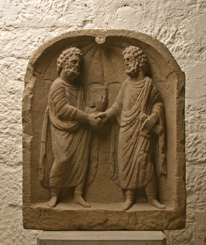 Relief zweier sich die Hände reichenden Männer (Landesmuseum Württemberg, Stuttgart CC BY-SA)