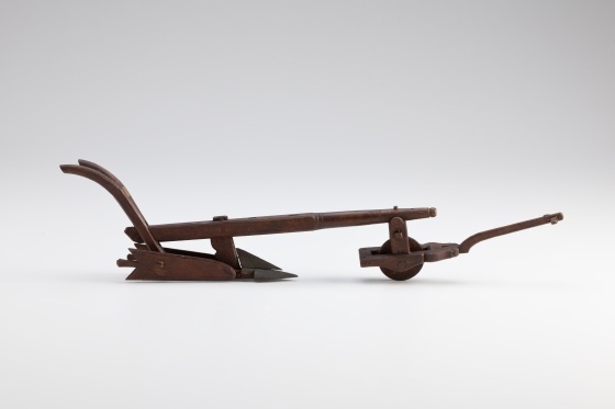 Modell eines Häufelpflugs mit Vorderwagen (Landesmuseum Württemberg, Stuttgart CC BY-SA)