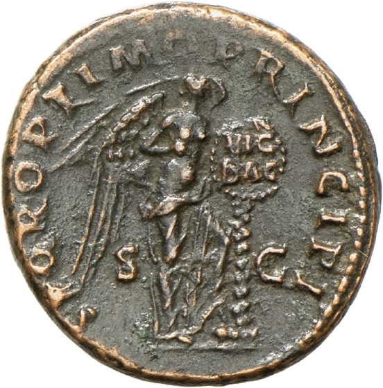 As des Trajan mit Darstellung der Victoria, die einen Schild mit der Aufschrift „VIC DAC“ an einer Palme befestigt (Landesmuseum Württemberg, Stuttgart CC BY-SA)