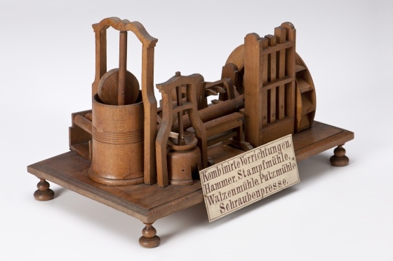 Modell verschiedener Gerätschaften einer Ölmühle, von einem Wasserrad angetrieben, um 1800 (Landesmuseum Württemberg, Stuttgart CC BY-SA)