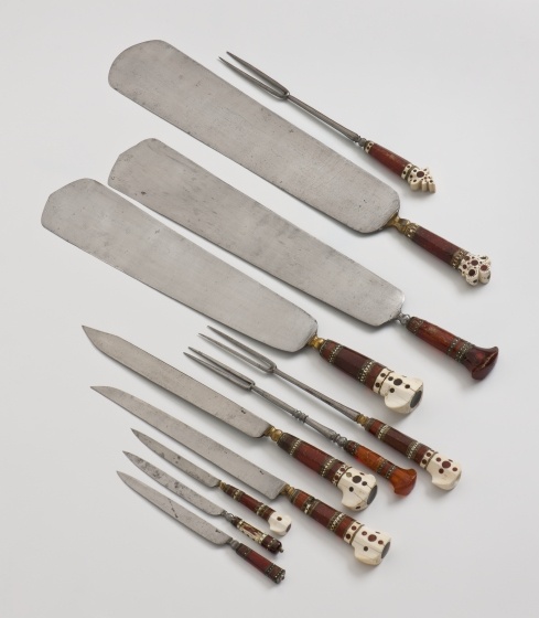 Messer aus einem Vorlege- und Tranchierbesteckset mit Groffen aus Bernstein und Elfenbein, Ende 16. Jahrhundert (Landesmuseum Württemberg, Stuttgart CC BY-SA)