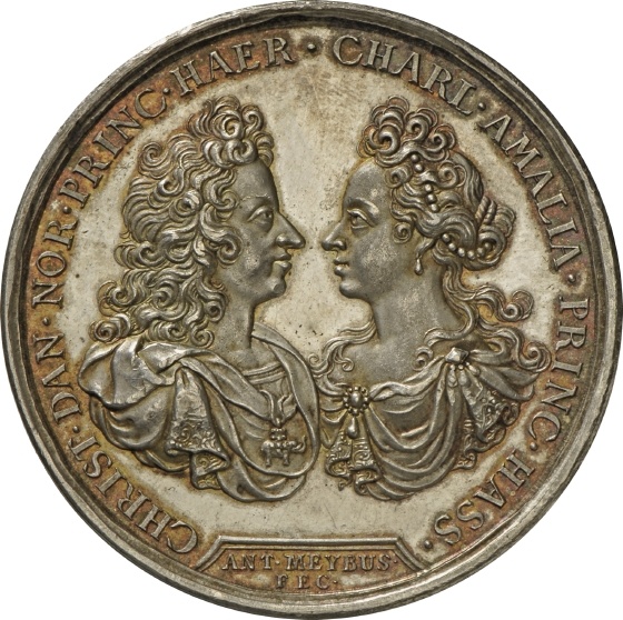 Medaille von Anton Meybusch auf die Hochzeit König Christians V. von Dänemark und Norwegen mit Prinzessin Charlotte Amalie von Hessen-Kassel, 1695 (Landesmuseum Württemberg, Stuttgart CC BY-SA)